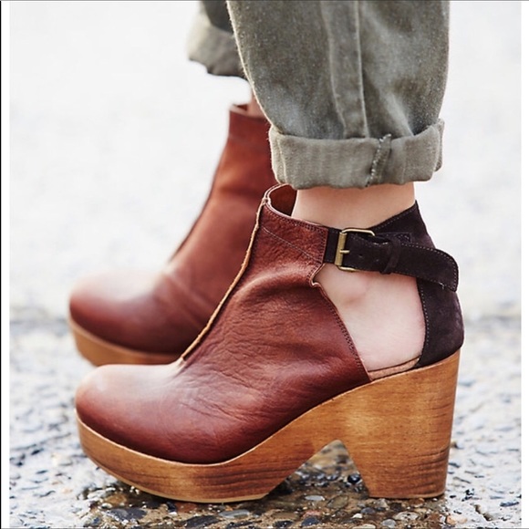 Free People Shoes - 💥FIRM💥 Free People Tan Orchard Ankle Strap Clogs